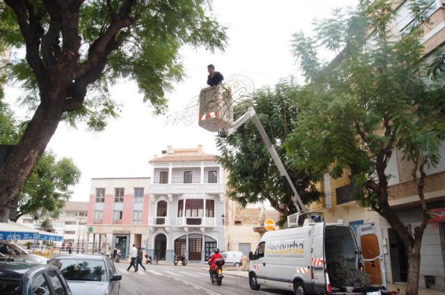 El Ayuntamiento inicia la instalación del alumbrado público de las fiestas patronales de Santa Eulalia y Navidad en las principales vías del centro