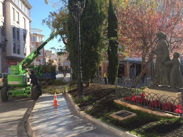 Acondicionan los parques y jardines por los itinerarios donde se celebrarán las procesiones y principales actos de la Semana Santa