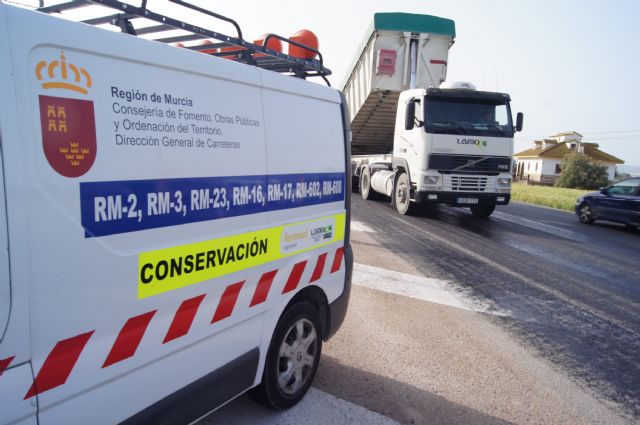 Se acondiciona la carretera RM-609, desde el enlace de la autovía  A-7 hasta la rotonda de La Turra, con el arreglo de la calzada y la nueva señalización