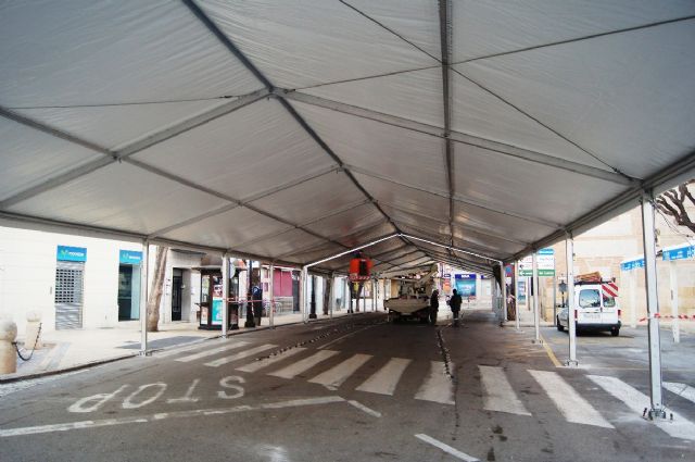 La Feria de Día, instalada este año en el lateral de la iglesia de Santiago, se inaugura mañana a partir del mediodía