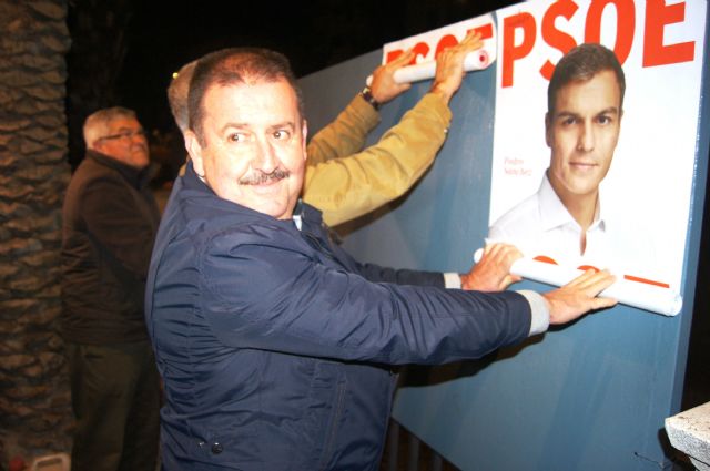 Comienza la campaña electoral para las generales del 20 de diciembre con la tradicional pegada de carteles en la avenida Rambla de La Santa