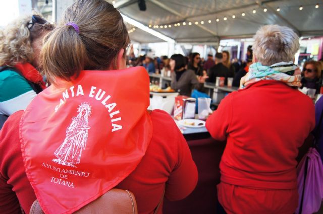 Gran éxito de público en el comienzo de las actividades de las Feria de Día, en la plaza de la Constitución