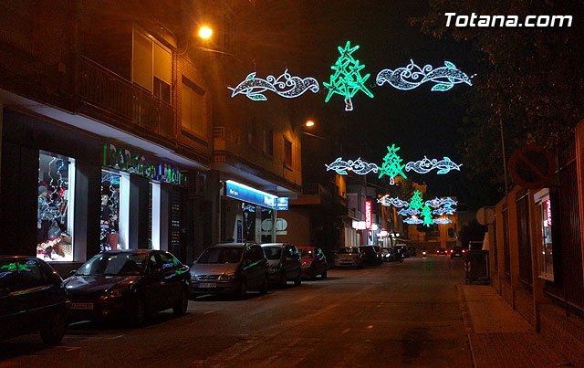 La calle ya luce iluminación navideña