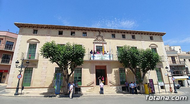 Totana se suma a la celebración del 40 aniversario del Trasvase Tajo-Segura con la colocación de una pancarta conmemorativa en el balcón del edificio consistorial