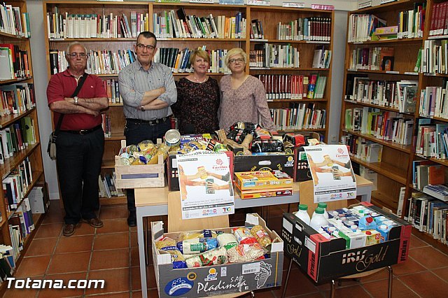 La biblioteca municipal 'Mateo García' hace entrega a Cáritas de los alimentos recogidos en su campaña