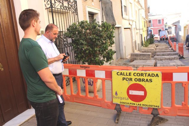 Las obras de renovación del tramo de red de saneamiento y abastecimiento de la calle San Ramón se prolongarán durante los próximos dos meses