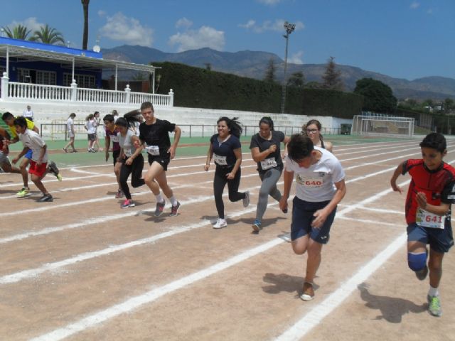 La fase local de atletismo de Deporte Escolar contó con la participación de 98 escolares