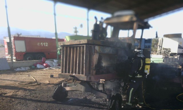 Los bomberos sofocan rápida y eficazmente el incendio de una maquinaria agrícola en Totana