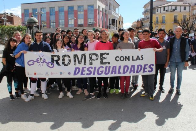 Estudiantes de Educación Secundaria dan lectura, con gran espíritu reivindicativo, al Manifiesto Institucional con motivo de la celebración del Día Internacional de la Mujer, que tiene lugar el próximo domingo 8-M