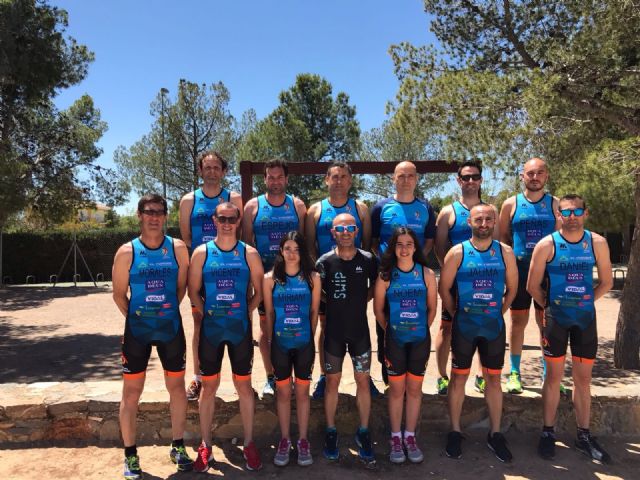 El club Totana Triathlon da comienzo a la temporada de triatlones con la presentación de la nueva equipación y componentes