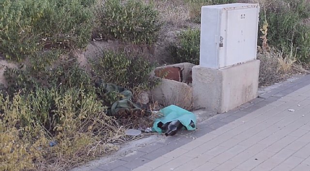 El PSOE de Totana se hace eco de las quejas vecinales por el estado de suciedad y abandono de los solares municipales, las zonas verdes y de ocio infantil, en la urbanización de 'El Cabecico'