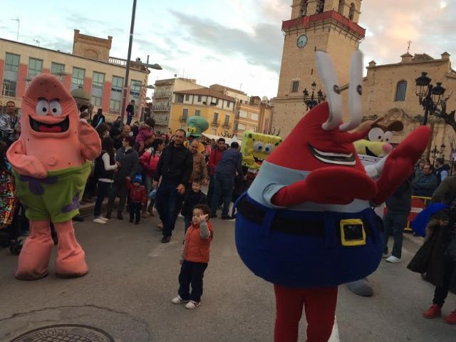 Los personajes de la televisión y el cine protagonizaron el pasacalles “Nos vamos a la Feria”, de la plaza de la Constitución al recinto ferial