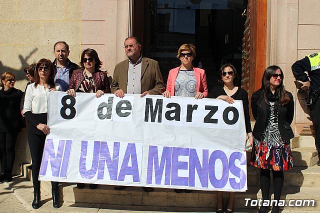 El Ayuntamiento se suma al paro simbólico para protestar por el paro femenino y en solidaridad con las mujeres que sufren violencia de género