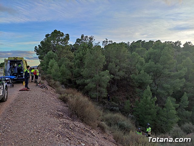 Rescatan a un ciclista tras caer a un barranco junto al Trasvase