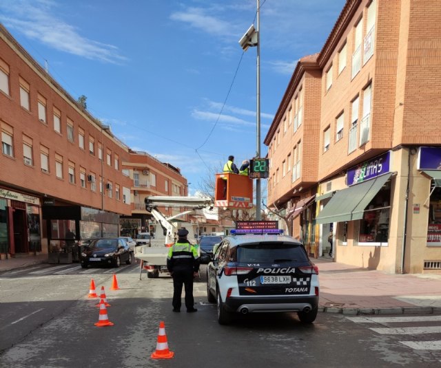 Se instalan dos radares pedagógicos adquiridos por la Policía Local para controlar la velocidad de los vehículos