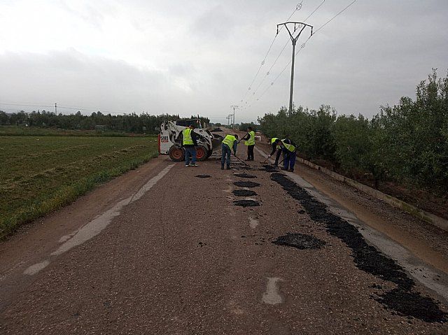 El Equipo de Gobierno de Ganar Totana-IU realiza trabajos de asfaltado, parcheo y desbroce en caminos rurales