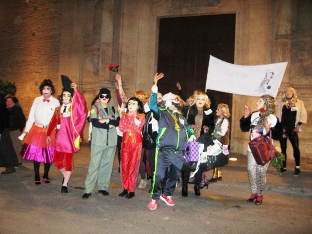 Decenas de máscaras participan en la concentración de la plaza de la Constitución y posterior pasacalles a la calle San Cristóbal