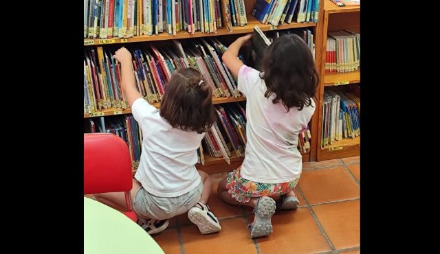 La Biblioteca Municipal realiza visitas guiadas dirigidas a los alumnos de la Escuela de Verano de Música