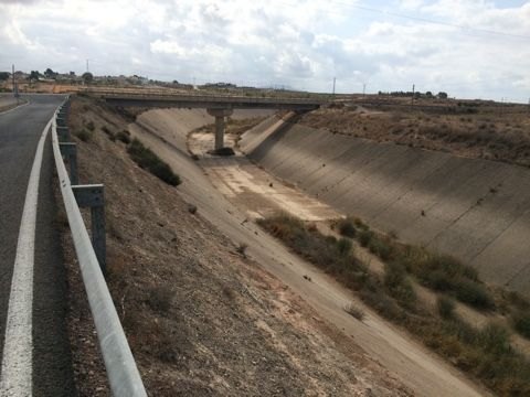 El alcalde insta a la CHS a que solucione de inmediato la embocadura abierta en el Canal de El Paretón