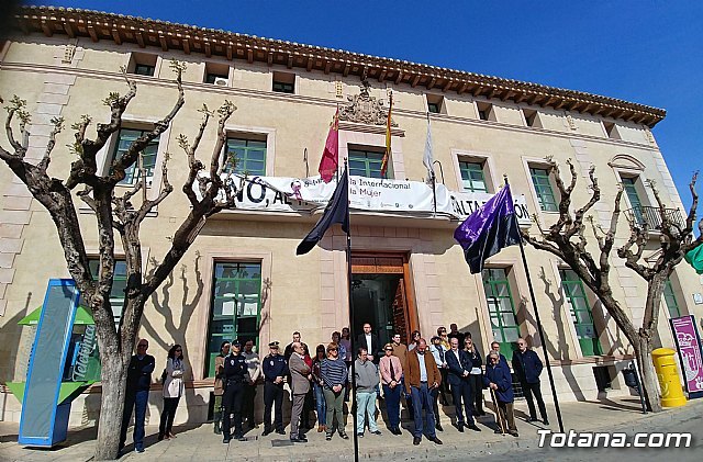 Totana guarda un minuto de silencio en reconocimiento a las víctimas de los atentados del 11-M