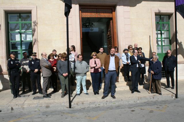 Totana guarda un minuto de silencio en reconocimiento a las víctimas de los atentados del 11-M y por las tres mujeres asesinadas el pasado fin de semana