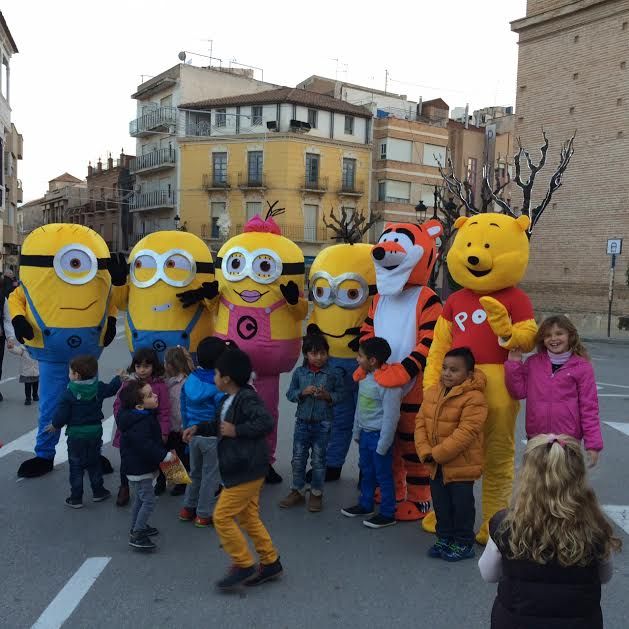 Los personajes de la televisión y el cine protagonizaron el segundo pasacalles 'Nos vamos a la Feria'