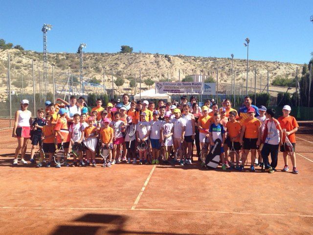 Acuerdan suscribir un convenio de colaboración con el Club Deportivo Kuore para la cesión de pistas de tenis en las instalaciones de la Ciudad Deportiva