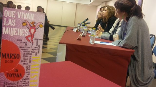 Interesante y constructiva mesa redonda sobre 'Políticas de igualdad' desde una perspectiva femenina plural dentro de las actividades del Día Internacional de la Mujer