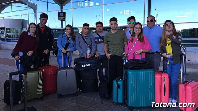 LOS ALUMNOS PARTICIPANTES ACOMPAÑADOS POR SU PROFESOR-TUTOR EN EL AEROPUERTO  EL ALTET DE ALICANTE