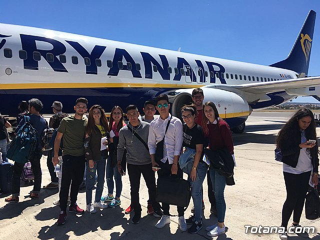 LOS ALUMNOS DEL IES PRADO MAYOR AL PIE DEL AVIÓN QUE LES CONDUCIRÁ A ITALIA