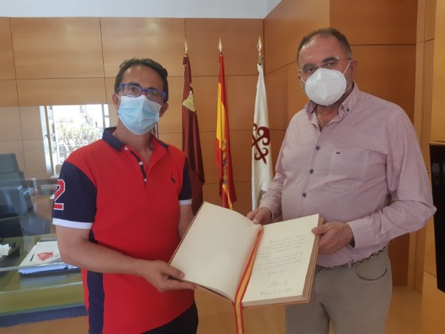 El presidente de FEDER entrega al alcalde el Libro de Oro de la Ciudad firmado por SM la Reina tras su visita al municipio