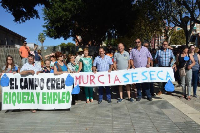 Los regantes tomaron ayer la Asamblea Regional en Cartagena para pedir más agua, como previa a la manifestación del 13 de octubre en Madrid