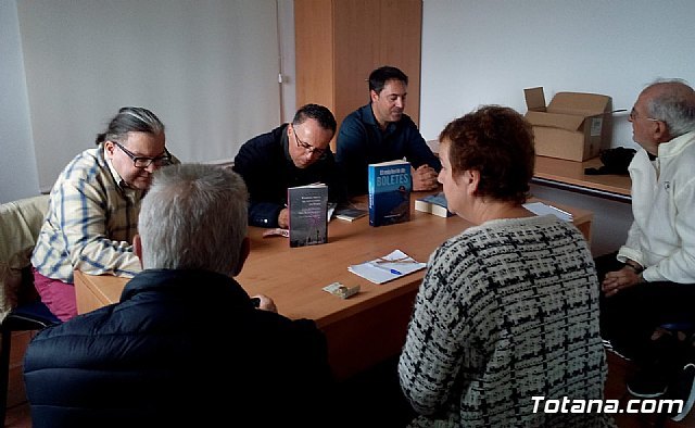 Se realiza una mesa redonda con motivo de la presentación de dos libros