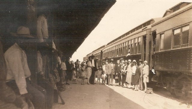 En reconocimiento a ese tren que nos une, acercándonos al mundo