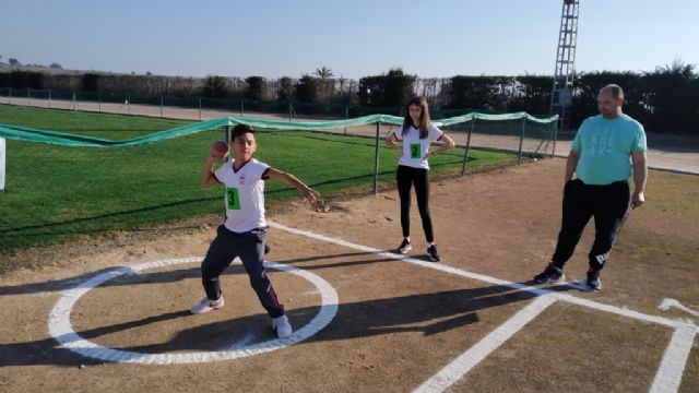 La Fase Local de Atletismo de Deporte Escolar contó con la participación de 90 escolares