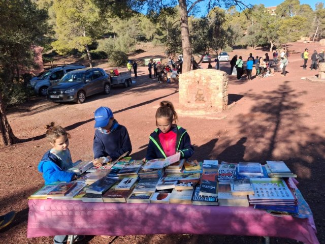 La Biblioteca Municipal colabora en las actividades del Día del Árbol, organizado por el Club Senderista de Totana