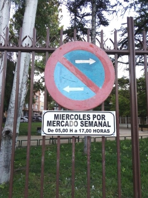 No se puede estacionar a partir de las 5:00 horas en los espacios destinados al Mercadillo Semanal