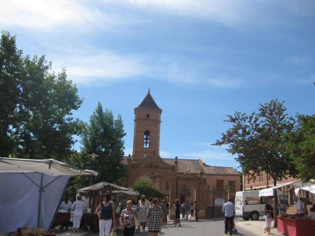 Este domingo se celebró el Mercadillo Artesano de La Santa, adelantado una semana por el Rally Subida La Santa, con la asistencia de numeroso público