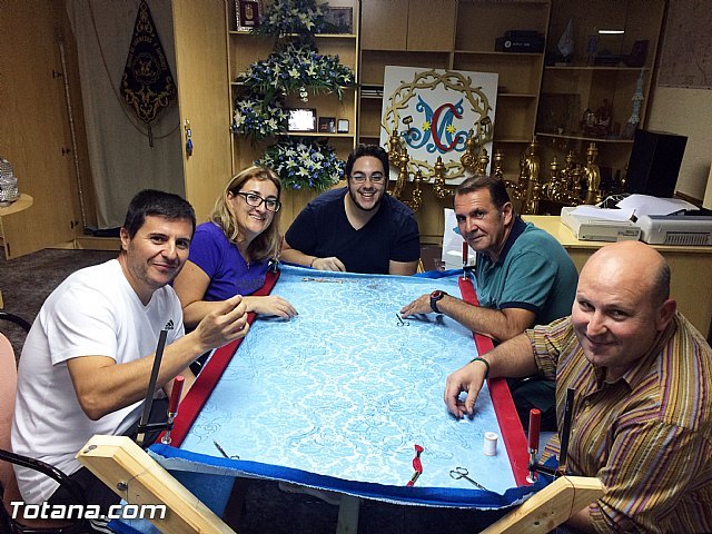 Miembros de la Vocalía de Patrimonio, Protocolo y Documentación y de la Junta Directiva de la Hermandad Santa María Cleofé en el Taller de Bordado