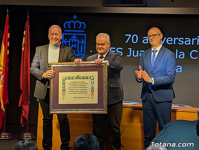 Totana rinde un merecido reconocimiento institucional al IES Juan de la Cierva y Codorníu por su 70 aniversario