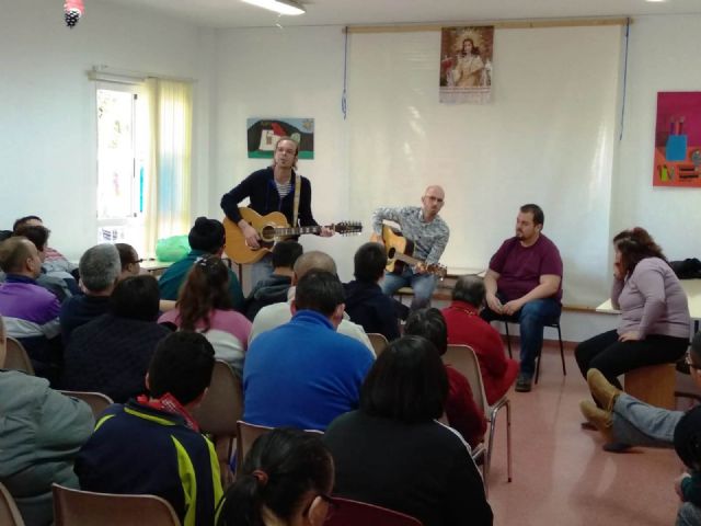 Miembros del grupo musical 'La Calle del Silencio' visitan los Centros de Día para la Discapacidad del Ayuntamiento