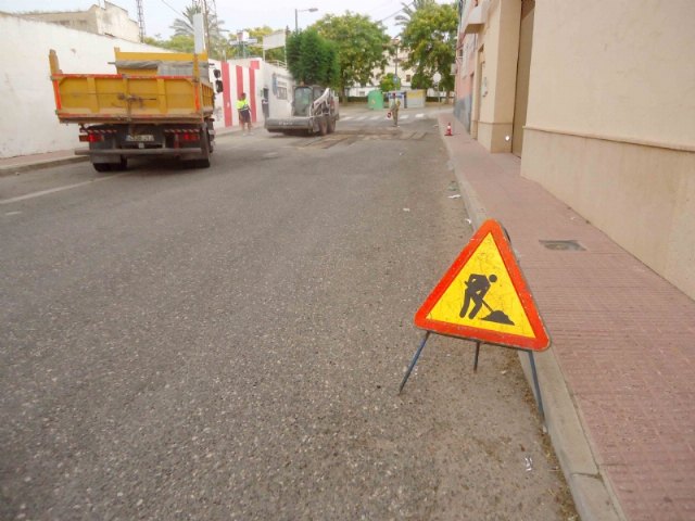 Comienzan los trabajos de 'parcheo' de las excavaciones acometidas en la reparación de averías en las redes de aguas del casco urbano y el polígono industrial