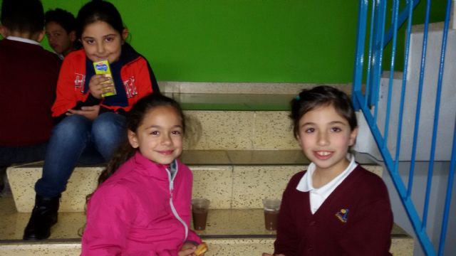 Los niños y niñas participantes en las aulas de apoyo y ocio educativo celebran las vacaciones con una fiesta de Navidad