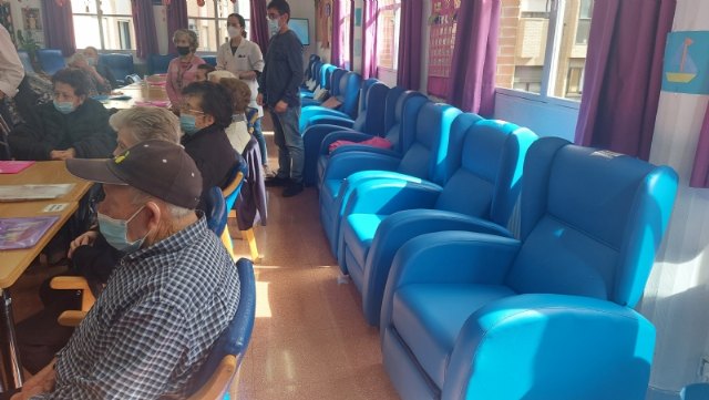 Dotan con 20 nuevos sillones relax el Centro de Día de Personas Mayores Dependientes de la plaza Balsa Vieja, merced a una donación personal