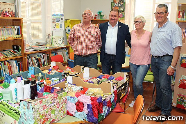 Entregan a Cáritas de ambas parroquias los alimentos recogidos en el transcurso de la campaña de donación solidaria en la biblioteca