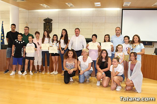 El Ayuntamiento realiza un reconocimiento institucional a los escolares de los distintos centros educativos de Totana que han obtenido buenos resultados en el programa regional de Deporte Escolar